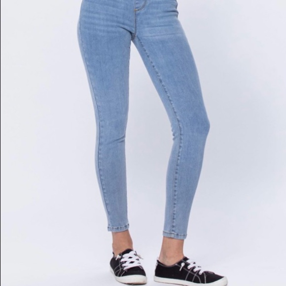 NEW! Judy Blue Mid Rise Pull On Skinny Jeggings Light Wash